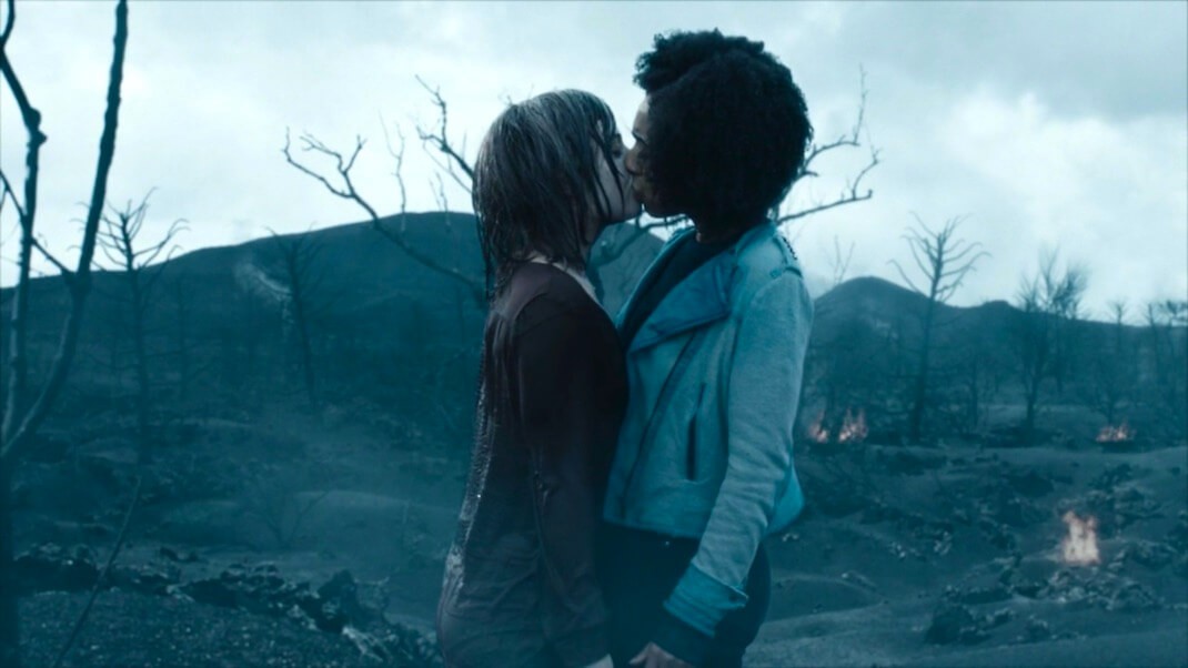 bill potts (pearl mackie) and heather (stephanie hyam) share a kiss in the doctor falls (2017).